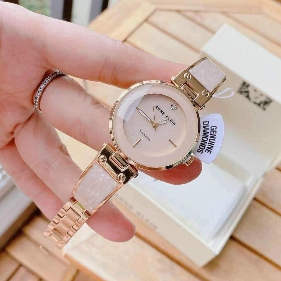 Sale 55% off AK/2512LPGB case size 34mm, màu hồng phấn này đẹp khỏi nói luôn ạ, dạng kiềng đeo lên t...